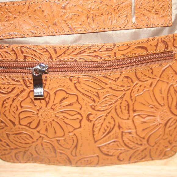 SMALL GUN TOTE'N MAMAS CONCEALED WEAPON CROSS BAG - EMBOSSED - Picture 6 of 7